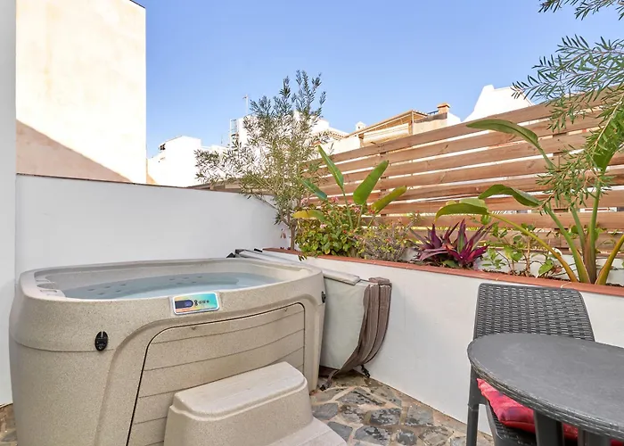 Luxury 1st Floor In ネルハ