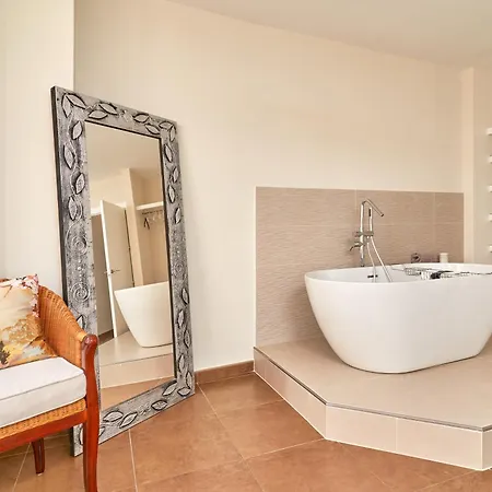 Luxury 1st Floor In *